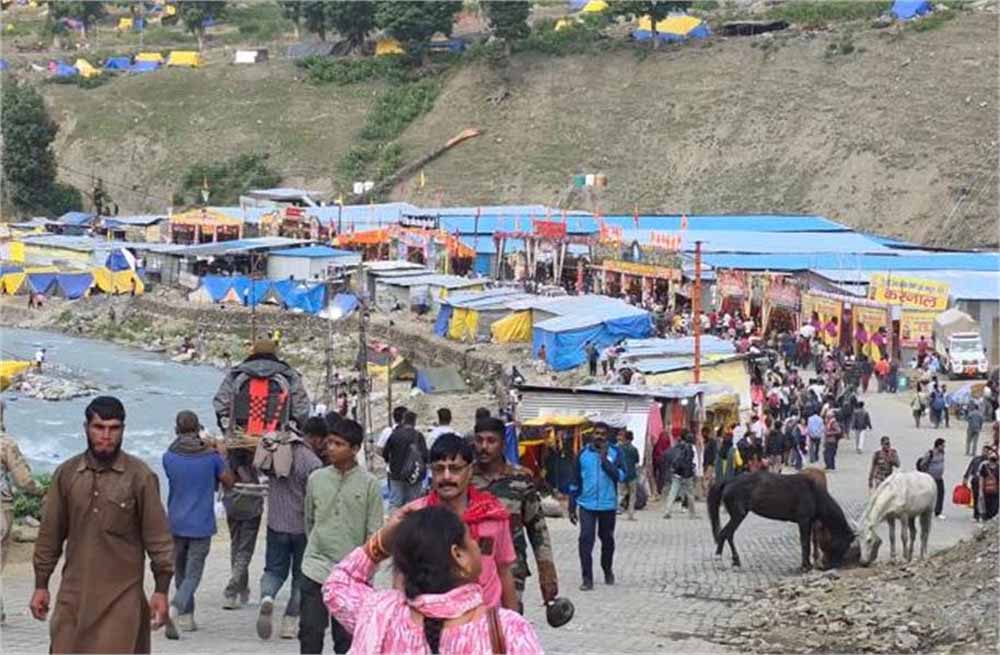 आस्था का महासागर उमड़ा, बच्चों से साधुओं तक हजारों श्रद्धालु पहुंचे दर्शन को आस्था का महासागर उमड़ा, बच्चों से साधुओं तक हजारों श्रद्धालु पहुंचे दर्शन को