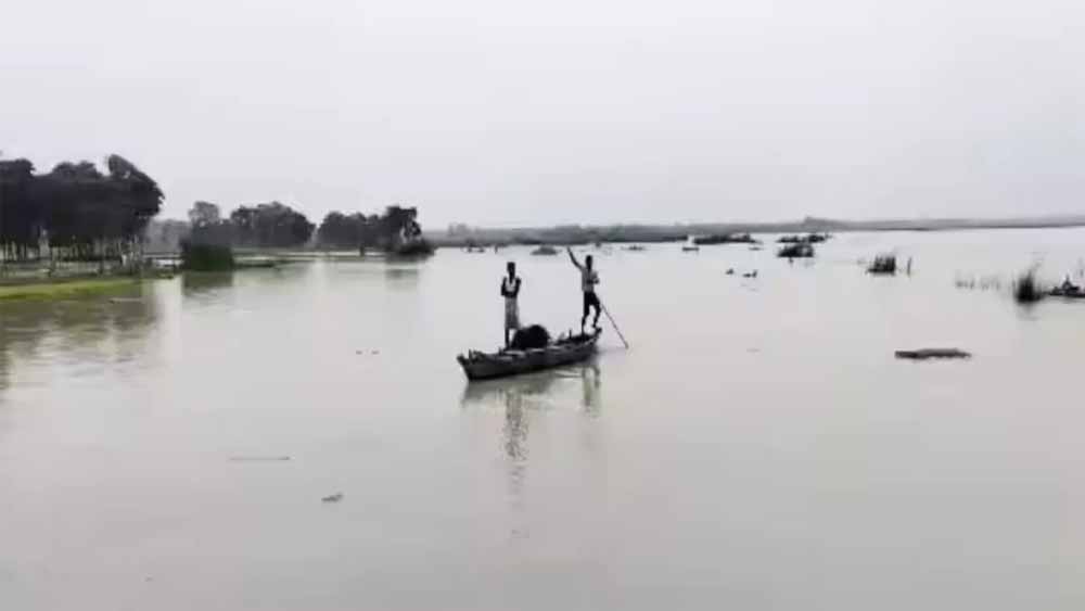आरा में गंगा का कहर: जलस्तर बढ़ा, चार अंचलों के 18 स्कूल बंद आरा में गंगा का कहर: जलस्तर बढ़ा, चार अंचलों के 18 स्कूल बंद