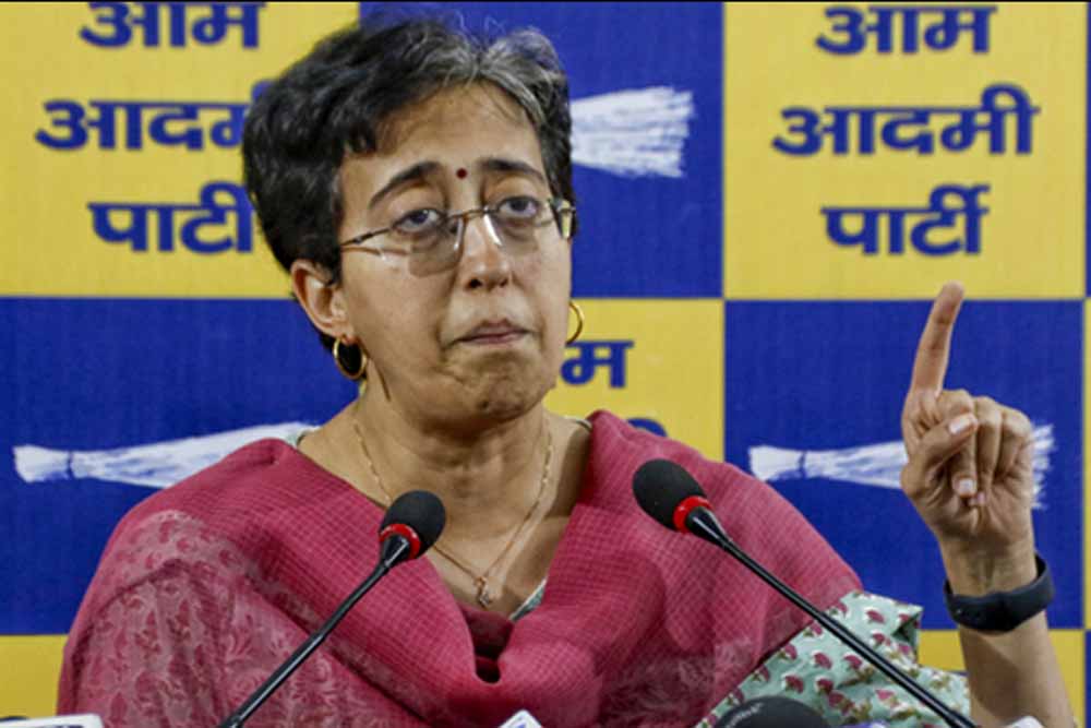 दिल्ली सरकार के फैसले पर बरसीं आतिशी, कहा– तुगलकी फरमान से मिडिल क्लास परेशान