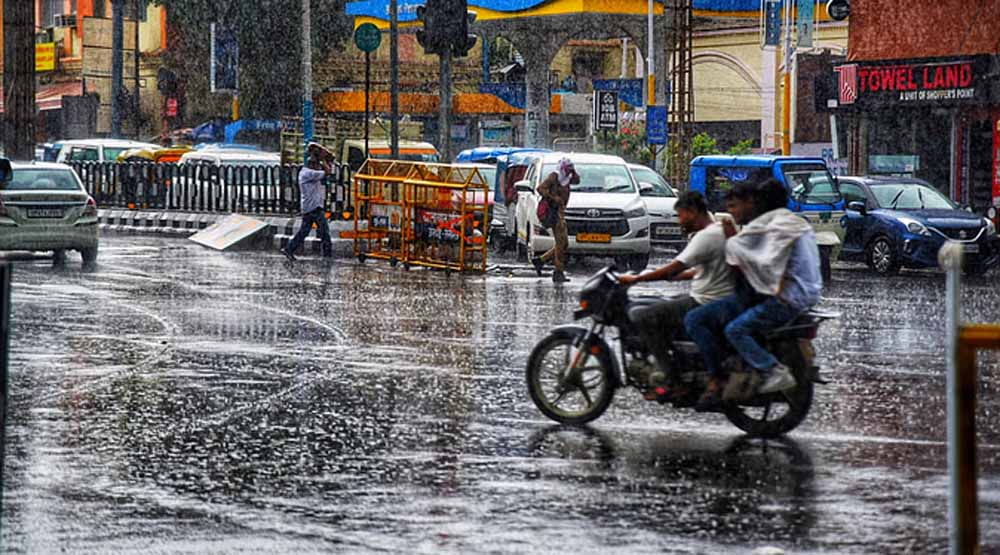 यूपी में बारिश का कहर! चित्रकूट-कानपुर में रिकॉर्ड बरसात, IMD ने जारी की जिलावार चेतावनी यूपी में बारिश का कहर! चित्रकूट-कानपुर में रिकॉर्ड बरसात, IMD ने जारी की जिलावार चेतावनी