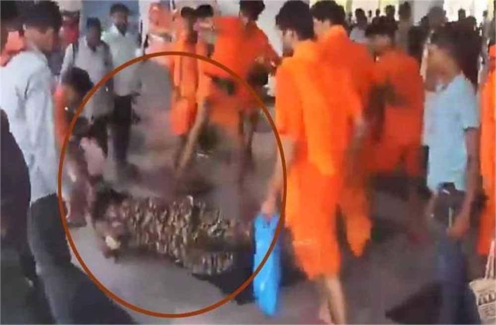 कांवड़ियों का कहर: ड्यूटी पर जा रहे CRPF जवान से मारपीट, FIR दर्ज कांवड़ियों का कहर: ड्यूटी पर जा रहे CRPF जवान से मारपीट, FIR दर्ज