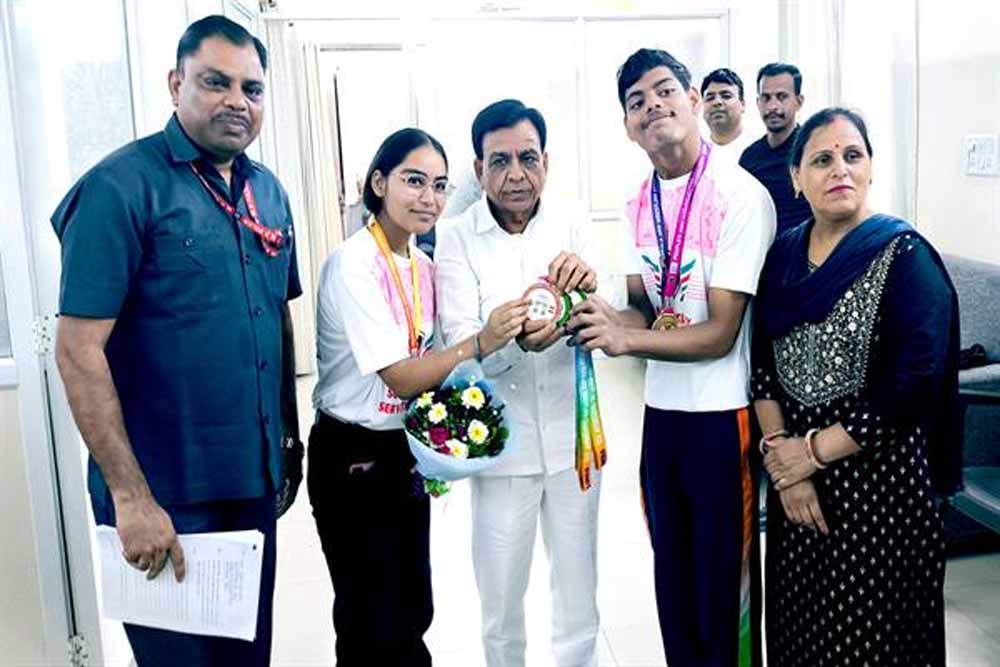 उप मुख्यमंत्री देवड़ा से मिले नेशनल चैम्पियनशिप विजेता आर्म रेसलर भाई-बहन रोहित और खुशी