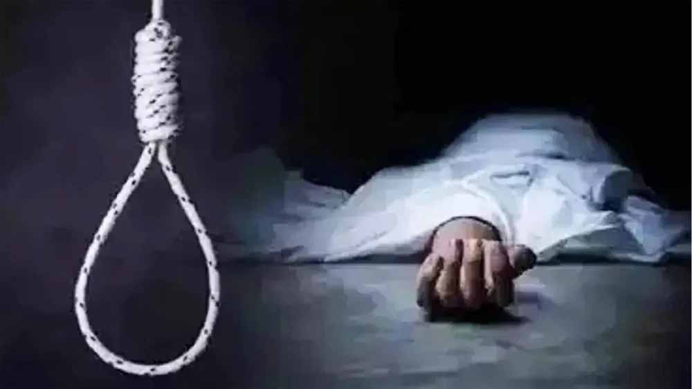 शिक्षक की प्रताड़ना से तंग आकर छात्रा ने की आत्महत्या, परिजनों का आरोप शिक्षक की प्रताड़ना से तंग आकर छात्रा ने की आत्महत्या, परिजनों का आरोप