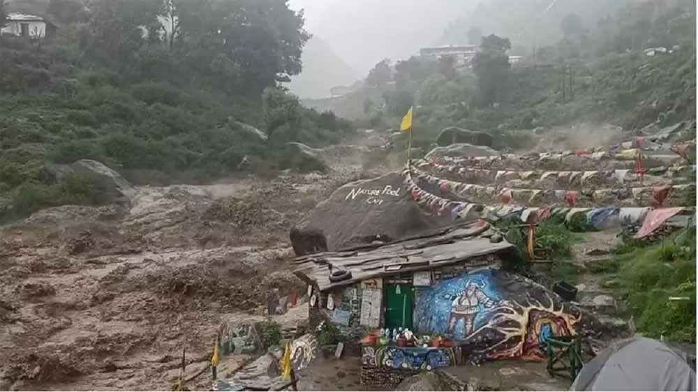 हिमाचल में बादल फटा और भूस्खलन से तबाही, 10 की मौत, 34 लोग लापता हिमाचल में बादल फटा और भूस्खलन से तबाही, 10 की मौत, 34 लोग लापता