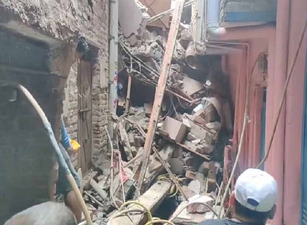 दिल्ली में बड़ा हादसा, अचानक चार मंजिला इमारत भरभराकर ढह गई, छह लोगों की मौत दिल्ली में बड़ा हादसा, अचानक चार मंजिला इमारत भरभराकर ढह गई, छह लोगों की मौत
