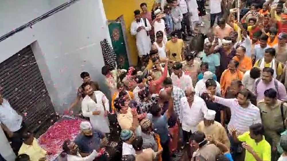 बरेली में दिखी गंगा-जमुनी तहज़ीब, नमाज के बाद मुस्लिमों ने कांवड़ियों पर बरसाए फूल