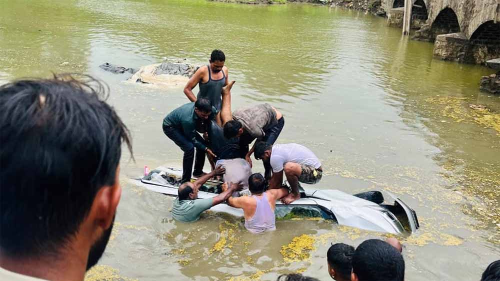 इंदौर-बैतूल हाईवे पर बड़ा हादसा, कार कालीसिंध नदी में गिरी; दो की मौत, दो गंभीर इंदौर-बैतूल हाईवे पर बड़ा हादसा, कार कालीसिंध नदी में गिरी; दो की मौत, दो गंभीर