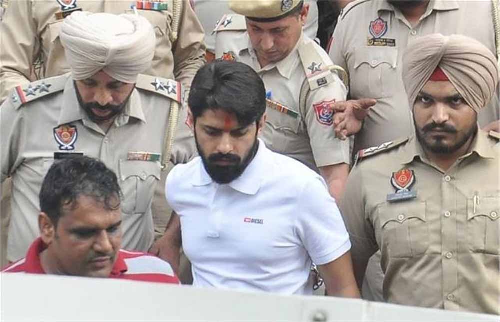 लॉरेंस बिश्नोई गैंग पर शिकंजा कसने की तैयारी, आतंकी घोषित करने की उठी मांग लॉरेंस बिश्नोई गैंग पर शिकंजा कसने की तैयारी, आतंकी घोषित करने की उठी मांग