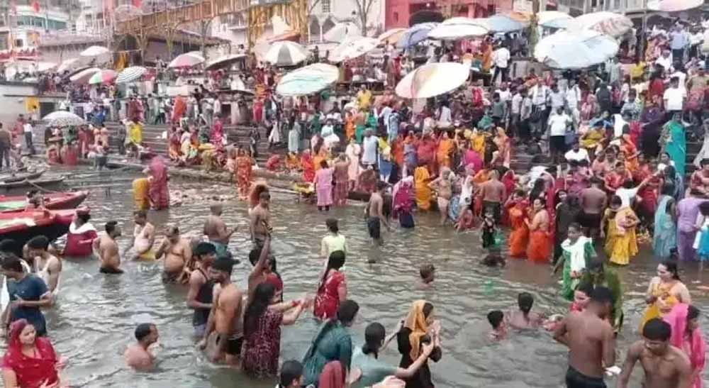 देवशयनी एकादशी: काशी में गंगा स्नान के लिए उमड़े श्रद्धालु, लगाई आस्था की डुबकी देवशयनी एकादशी: काशी में गंगा स्नान के लिए उमड़े श्रद्धालु, लगाई आस्था की डुबकी