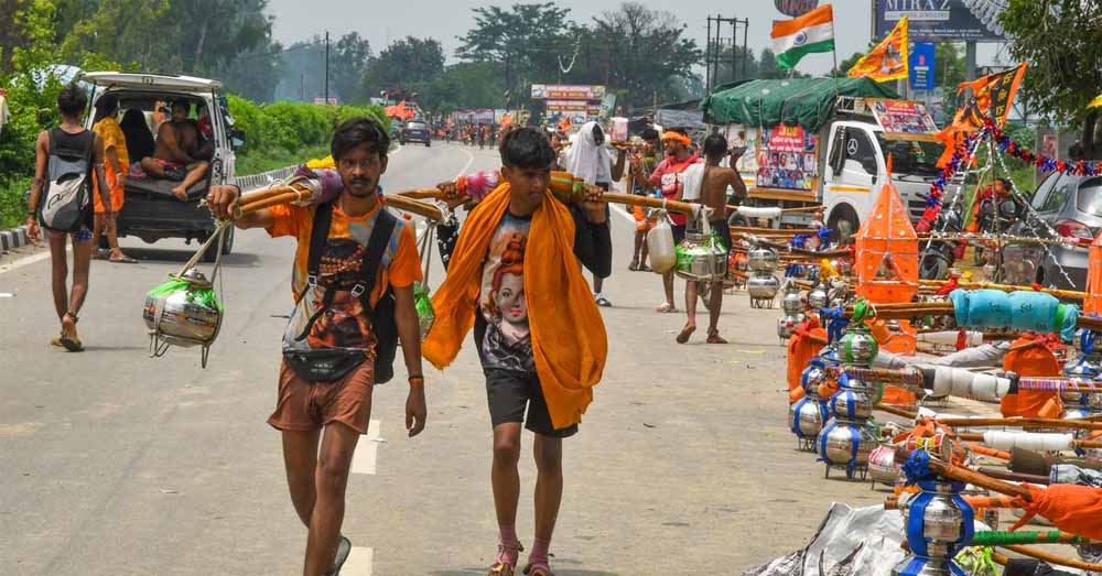 प्रयागराज में कांवड़ियों और नमाजियों के बीच हिंसक झड़प, भगवा ध्वज फाड़ने और लूट का आरोप