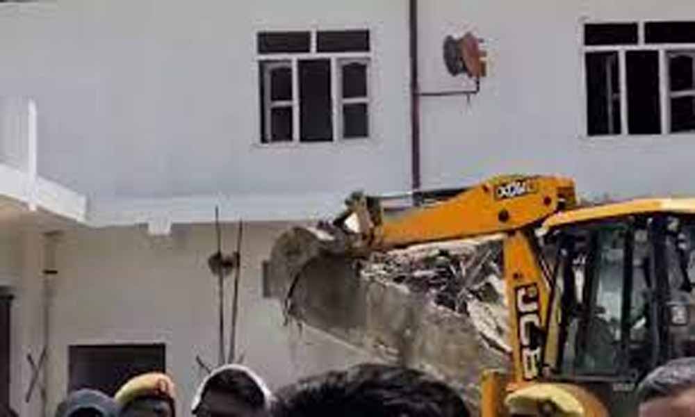 अवैध धर्मांतरण मामले में झांगुर बाबा पर कार्रवाई, योगी सरकार ने कोठी पर चलाया बुलडोजर