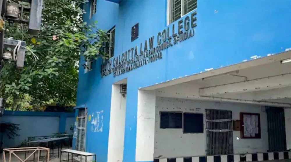 लॉ कॉलेज गैंगरेप केस में कार्रवाई तेज़, तीनों आरोपी निष्कासित, सुरक्षा एजेंसी को नोटिस जारी लॉ कॉलेज गैंगरेप केस में कार्रवाई तेज़, तीनों आरोपी निष्कासित, सुरक्षा एजेंसी को नोटिस जारी