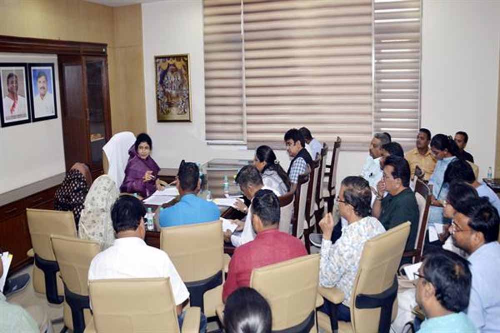 राज्यमंत्री श्रीमती गौर ने विभिन्न वार्डों में संचालित निर्माण कार्यों की समीक्षा की