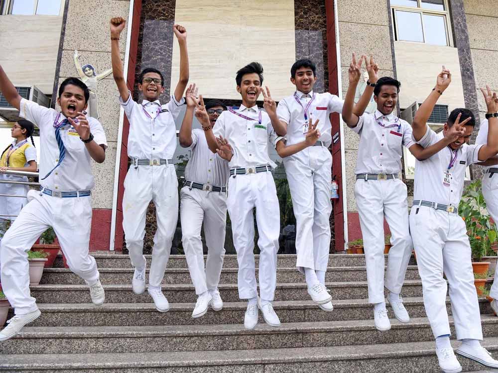 MP में फ्री लैपटॉप का इंतजार खत्म! सरकार ने घोषित की वितरण की तारीख MP में फ्री लैपटॉप का इंतजार खत्म! सरकार ने घोषित की वितरण की तारीख