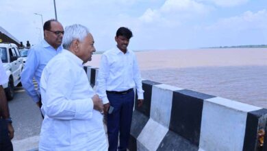 सीएम नितीश ने सड़क मार्ग से पटना के आसपास गंगा नदी के बढ़ते जलस्तर का जायजा लिया