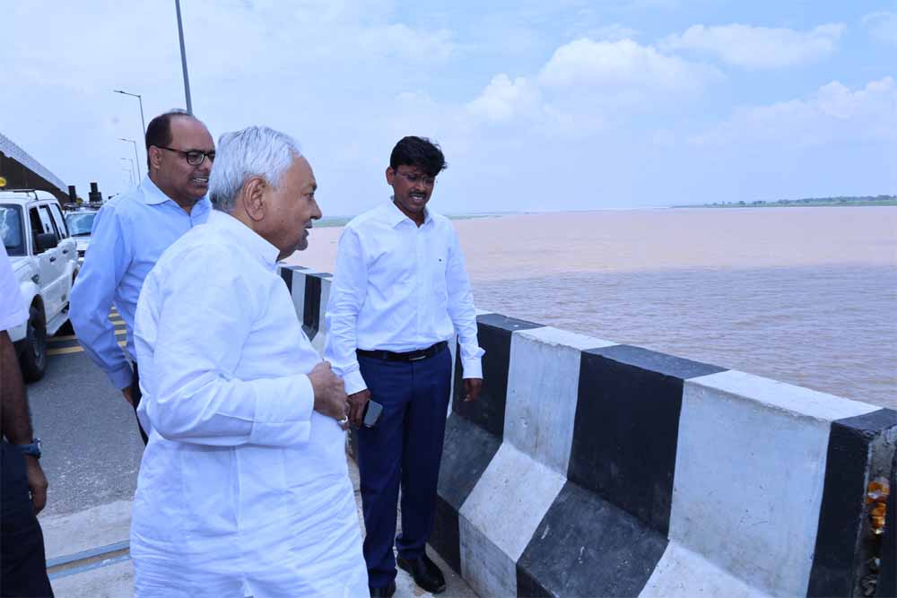 सीएम नितीश ने सड़क मार्ग से पटना के आसपास गंगा नदी के बढ़ते जलस्तर का जायजा लिया