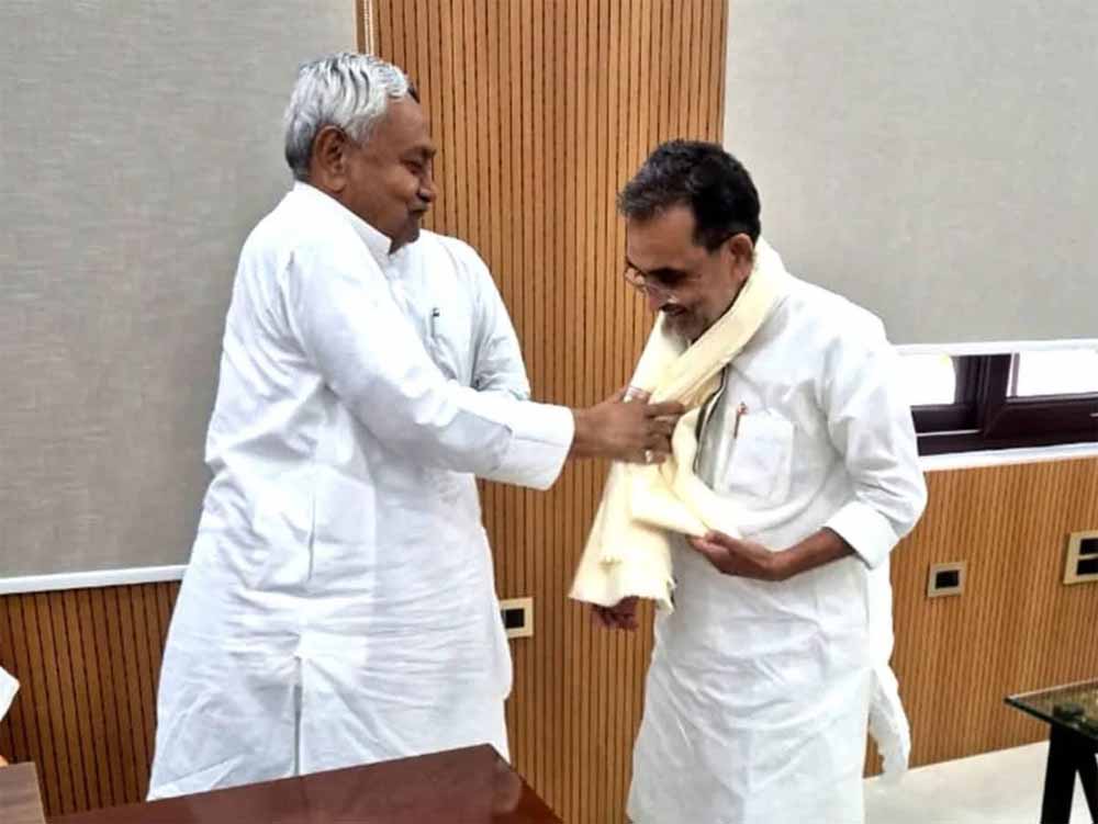 नीतीश को कुशवाहा की खुली चेतावनी: बेटे के जन्मदिन पर बोले- JDU नेतृत्व अब बदलें नीतीश को कुशवाहा की खुली चेतावनी: बेटे के जन्मदिन पर बोले- JDU नेतृत्व अब बदलें