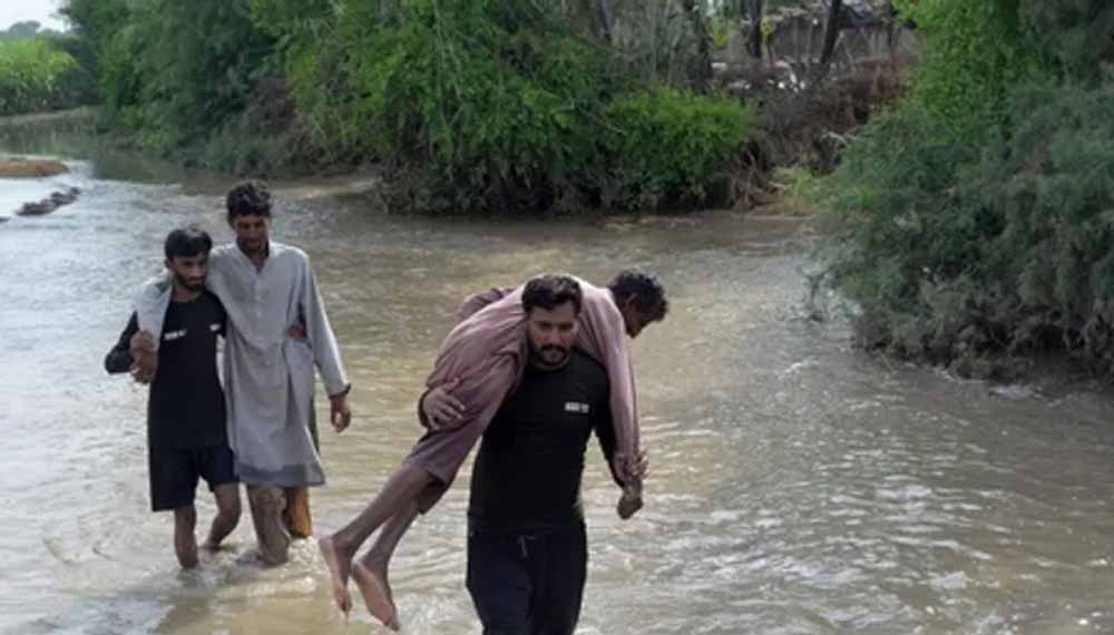 पाकिस्तान में मानसून का कहर: बाढ़ और बारिश से 116 लोगों की जान गई पाकिस्तान में मानसून का कहर: बाढ़ और बारिश से 116 लोगों की जान गई