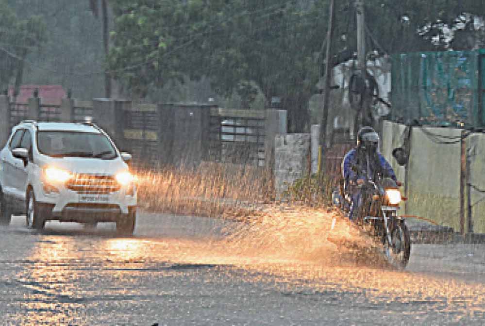 यूपी में सोमवार को भारी बारिश का अलर्ट, आज बदलेगा मौसम का मिजाज, जारी हुए पूर्वानुमान यूपी में सोमवार को भारी बारिश का अलर्ट, आज बदलेगा मौसम का मिजाज, जारी हुए पूर्वानुमान