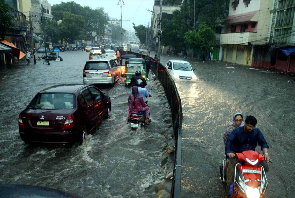 मध्य प्रदेश में आज 25 जिलों में भारी बारिश का अलर्ट, मेघगर्जन-वज्रपात-तेज हवा के भी आसार, जानें अपने शहर का ताजा हाल मध्य प्रदेश में आज 25 जिलों में भारी बारिश का अलर्ट, मेघगर्जन-वज्रपात-तेज हवा के भी आसार, जानें अपने शहर का ताजा हाल