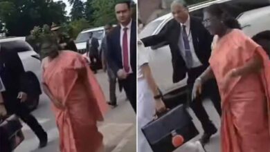 लोकार्पण: राष्ट्रपति द्रौपदी मुर्मू का काफिला जनता के उत्साह ने रोका, पैदल चलकर स्वीकार किया अभिवादन