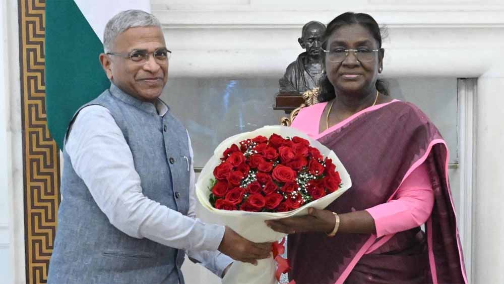 धनखड़ के इस्तीफे के बाद बढ़ी हलचल, उपसभापति हरिवंश पहुंचे राष्ट्रपति मुर्मू से मिलने