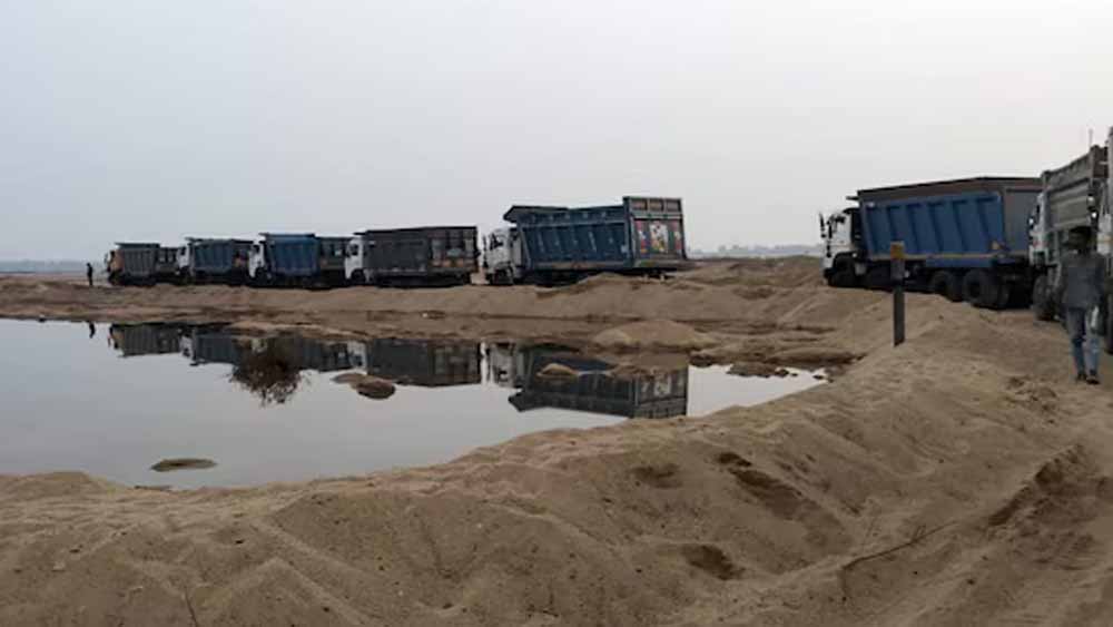 MP में रेत माफिया का कहर, नायब तहसीलदार को कुचलने की कोशिश