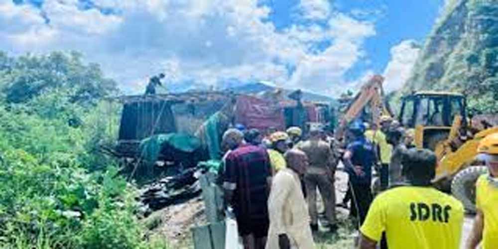 ऋषिकेश-गंगोत्री हाईवे पर कांवड़ियों से भरा ट्रक पलटा, 3 की मौत, 16 घायल ऋषिकेश-गंगोत्री हाईवे पर कांवड़ियों से भरा ट्रक पलटा, 3 की मौत, 16 घायल