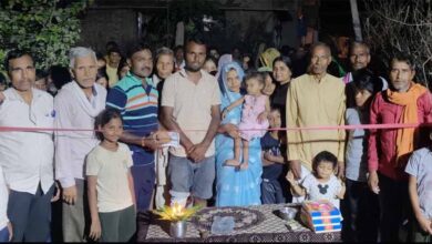 70 साल बाद इस गांव को मिली पक्की सड़क, ग्रामीणों ने दीप जलाकर जताई खुशी