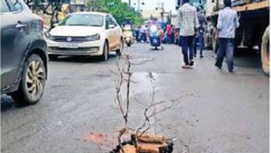 बारिश से निर्माण कार्यो की खुली पोल, अचानक धंस गई लिंक रोड की सड़क,  तेज रफ्तार कार का चक्का फंसा