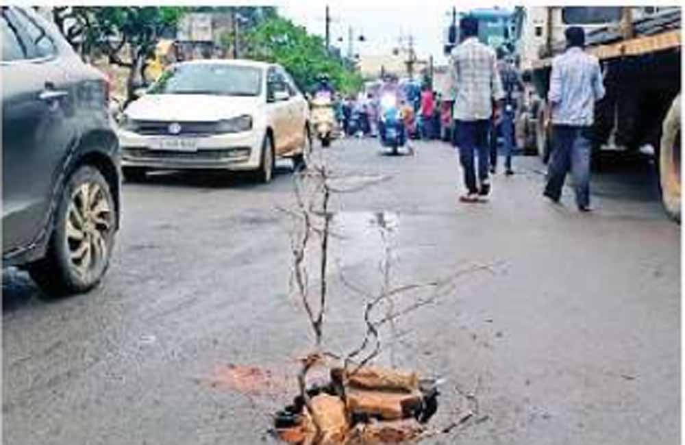 बारिश से निर्माण कार्यो की खुली पोल, अचानक धंस गई लिंक रोड की सड़क,  तेज रफ्तार कार का चक्का फंसा