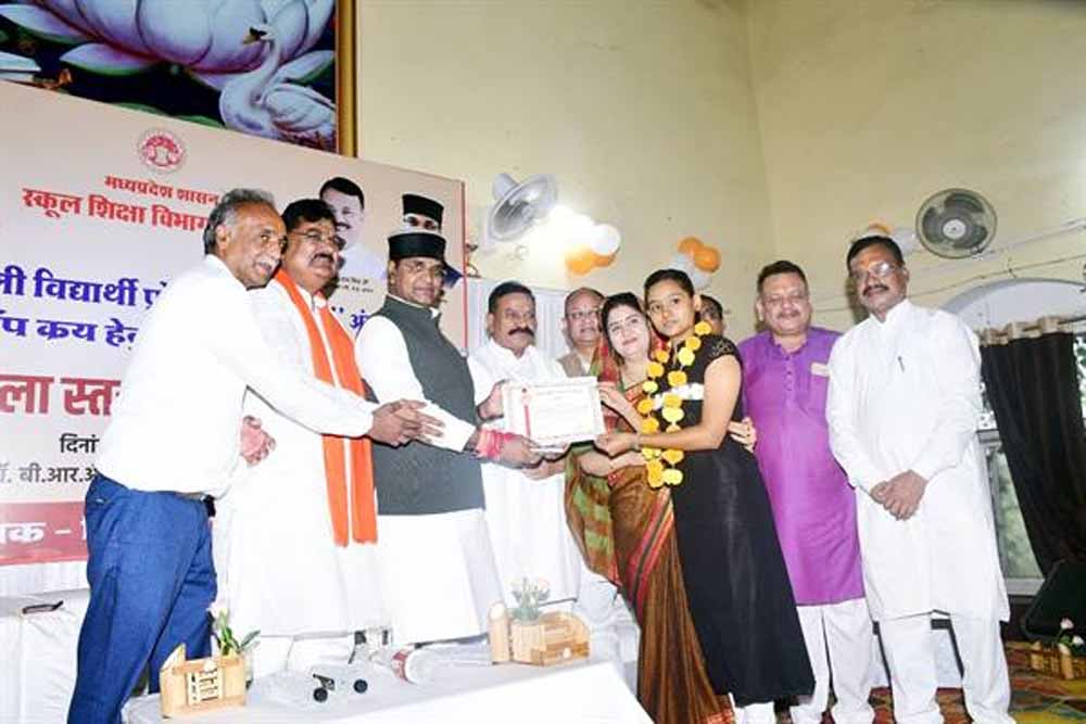 विद्यार्थी समाज एवं राष्ट्र के पुनउर्त्थान के लिये पढ़ाई करें : मंत्री सारंग