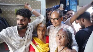ट्रेन में यात्रियों की हालत देख भावुक हुए शिवराज, जनरल कोच बढ़ाने की उठाई मांग