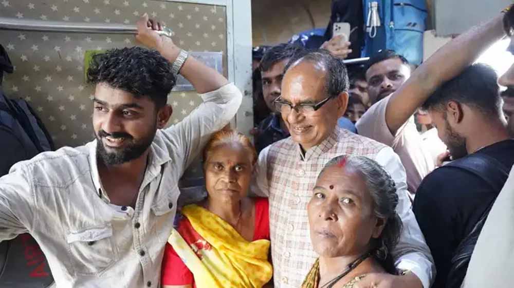 ट्रेन में यात्रियों की हालत देख भावुक हुए शिवराज, जनरल कोच बढ़ाने की उठाई मांग
