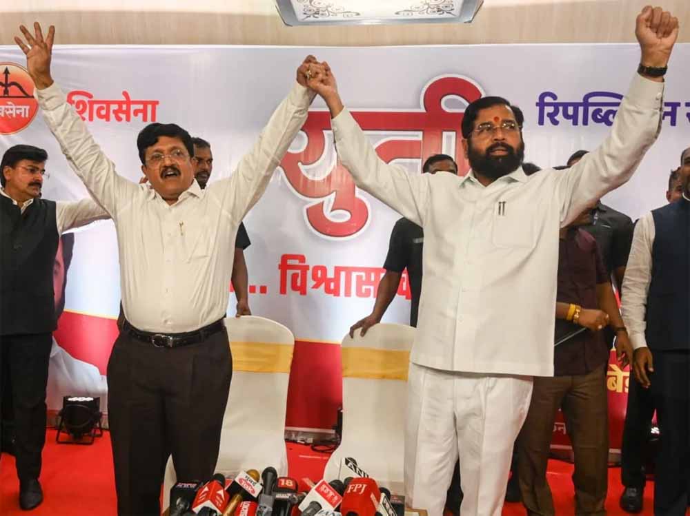 मराठी एकता पर शिंदे का दलित दांव: आंबेडकर के पोते को किया साथ मराठी एकता पर शिंदे का दलित दांव: आंबेडकर के पोते को किया साथ