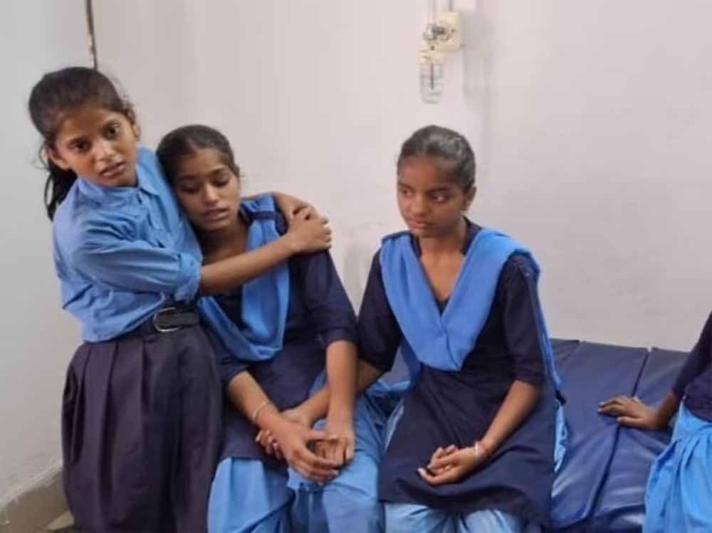बिहार में बेरहम टीचर का कहर, छात्राओं की पिटाई से मचा हड़कंप, परिजनों ने स्कूल पर जड़ा ताला