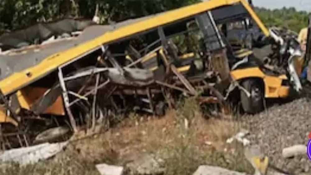 तमिलनाडु: रेलवे ट्रैक पार कर रही स्कूल वैन को ट्रेन ने मारी टक्कर, 3 छात्रों की मौत तमिलनाडु: रेलवे ट्रैक पार कर रही स्कूल वैन को ट्रेन ने मारी टक्कर, 3 छात्रों की मौत