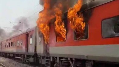 चलती ट्रेन में लगी आग, मची अफरातफरी; रेलवे की सुरक्षा पर उठे सवाल