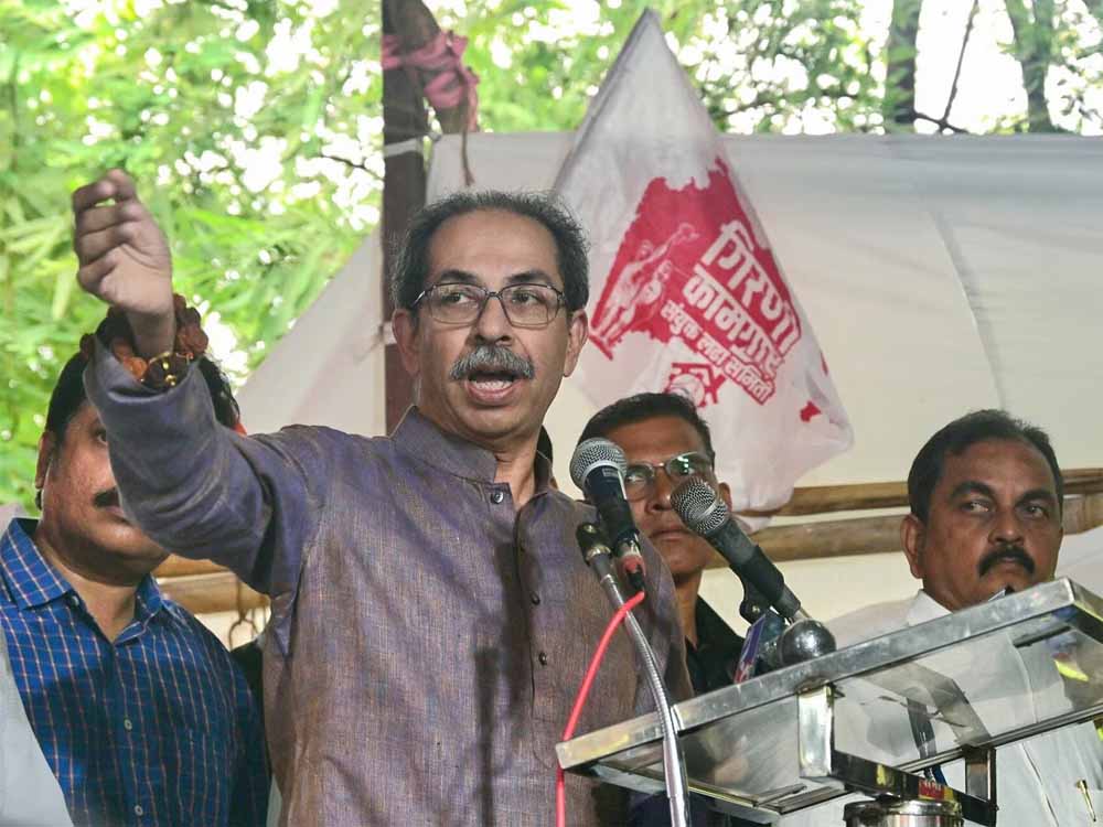 मुंबई को अलग करने वालों के टुकड़े करेंगे: भाषा विवाद पर गरजे उद्धव ठाकरे मुंबई को अलग करने वालों के टुकड़े करेंगे: भाषा विवाद पर गरजे उद्धव ठाकरे