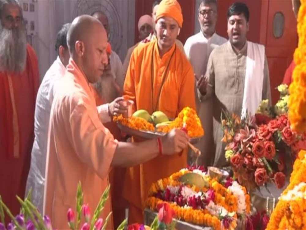 गुरु पूर्णिमा पर दोहरी भूमिका में सीएम योगी, बनेंगे शिष्य भी और गुरु भी गुरु पूर्णिमा पर दोहरी भूमिका में सीएम योगी, बनेंगे शिष्य भी और गुरु भी