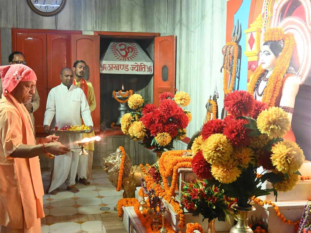 गुरु पूर्णिमा पर CM योगी का विशेष पूजन, गोरखनाथ मंदिर में की महाआरती गुरु पूर्णिमा पर CM योगी का विशेष पूजन, गोरखनाथ मंदिर में की महाआरती