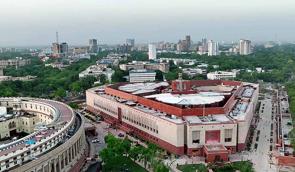 संसद की सुरक्षा पर सवाल! युवक दीवार फांदकर पहुंचा अंदर, मचा हड़कंप