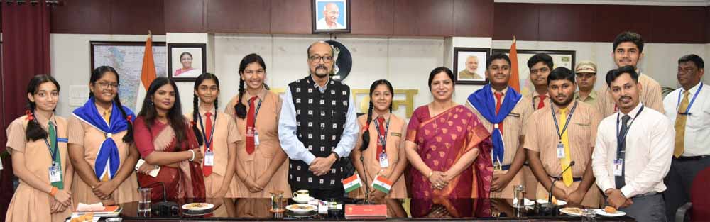 राज्यपाल से मिले हाई स्कूल के विद्यार्थी राज्यपाल से मिले हाई स्कूल के विद्यार्थी