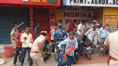 राशन डीलरों का प्रदर्शन बेकाबू, पुलिस ने भांजी लाठियां