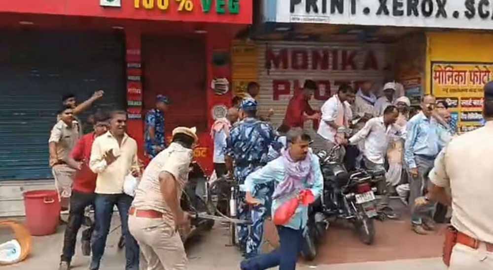 राशन डीलरों का प्रदर्शन बेकाबू, पुलिस ने भांजी लाठियां राशन डीलरों का प्रदर्शन बेकाबू, पुलिस ने भांजी लाठियां