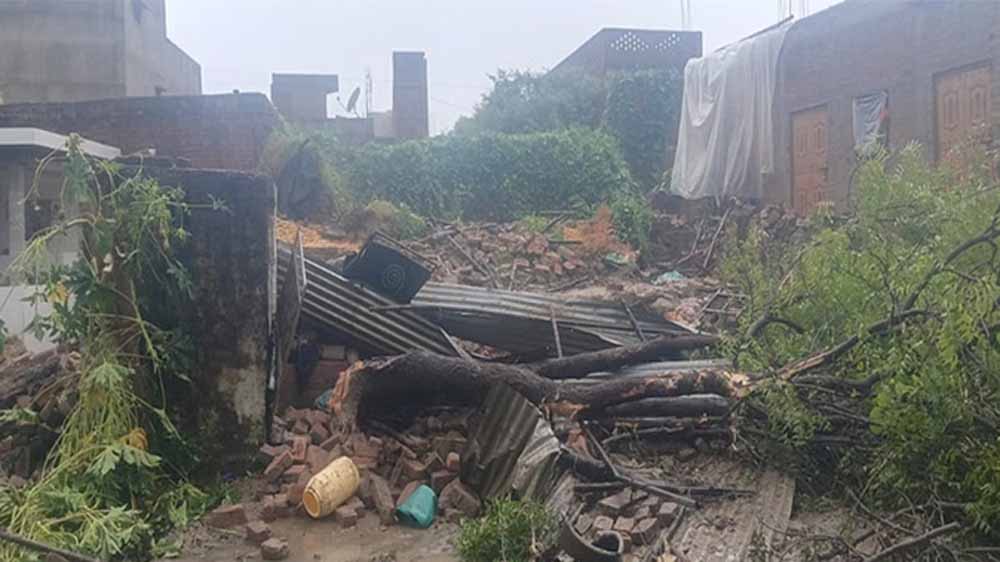 लगातार बारिश बनी काल, कच्चा मकान ढहा; मां-बेटे की मौत, पांच लोग घायल लगातार बारिश बनी काल, कच्चा मकान ढहा; मां-बेटे की मौत, पांच लोग घायल