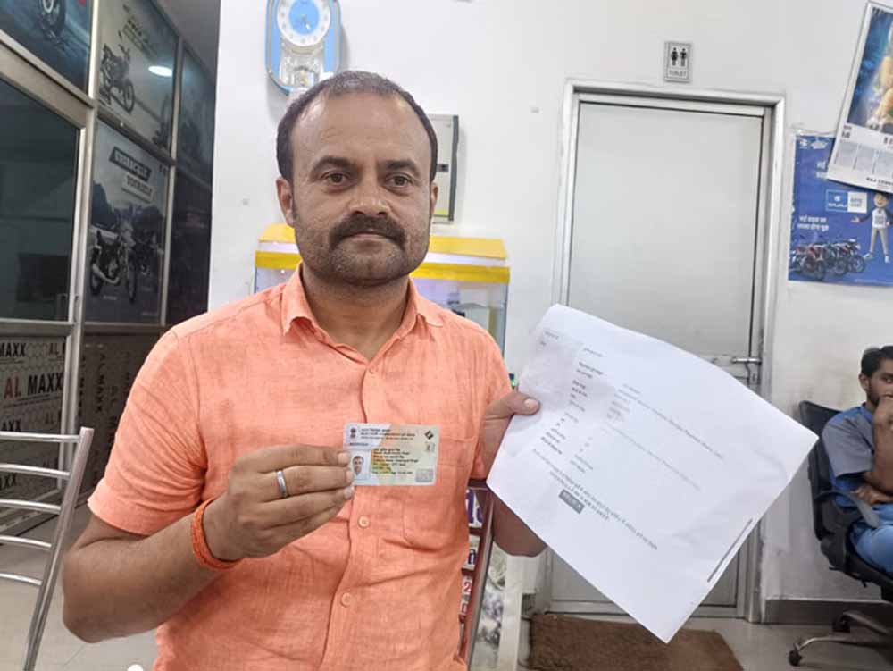 मतदाता सूची में बड़ी लापरवाही! जिंदा शख्स को दिखाया मृत, डीएम कार्यालय में गुहार