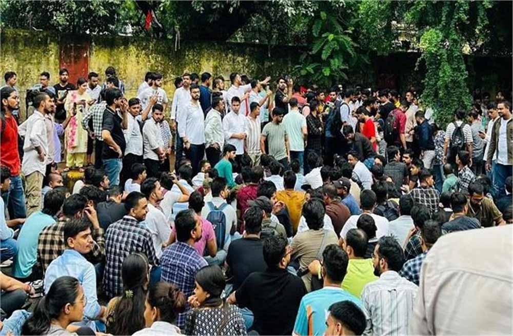 SSC परीक्षा विवाद: देशभर में छात्रों का उग्र प्रदर्शन, उठी न्याय की मांग SSC परीक्षा विवाद: देशभर में छात्रों का उग्र प्रदर्शन, उठी न्याय की मांग