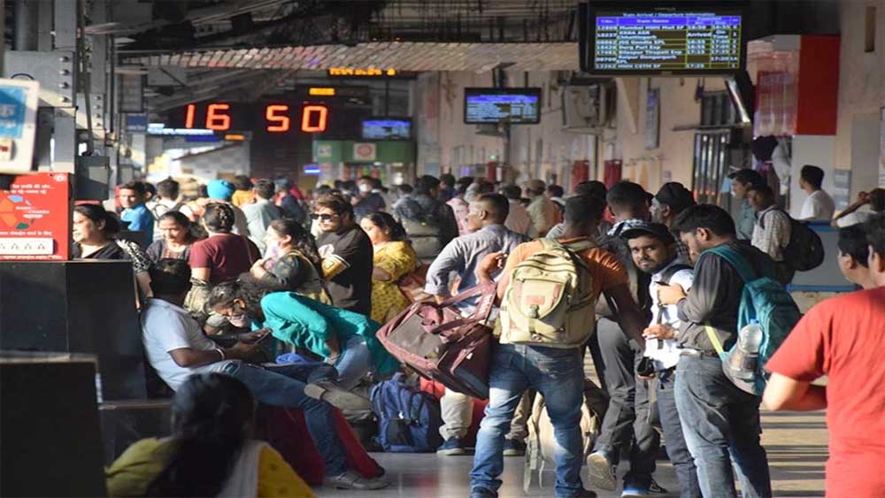 रेलवे की नई व्यवस्था फेल: टिकट देने वाले टीटीई नदारद, यात्रियों को करना पड़ा इंतज़ार रेलवे की नई व्यवस्था फेल: टिकट देने वाले टीटीई नदारद, यात्रियों को करना पड़ा इंतज़ार