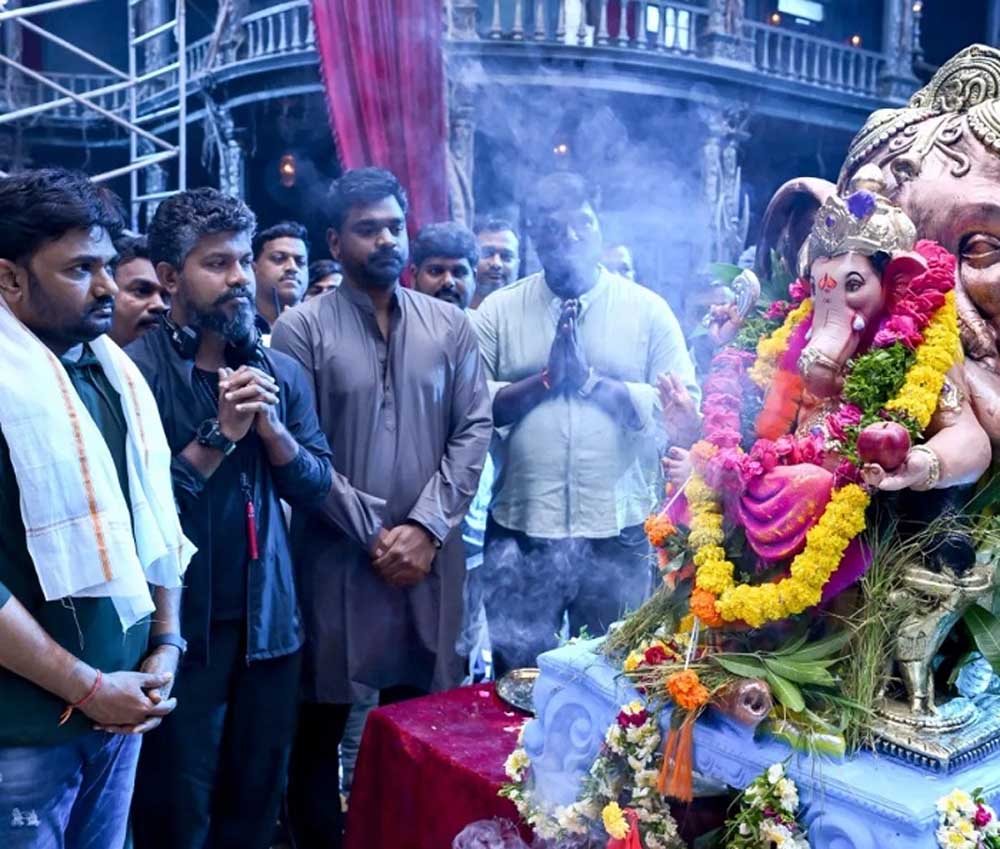 टीम द राजासाब ने सेट पर मनाई गणेश चतुर्थी टीम द राजासाब ने सेट पर मनाई गणेश चतुर्थी